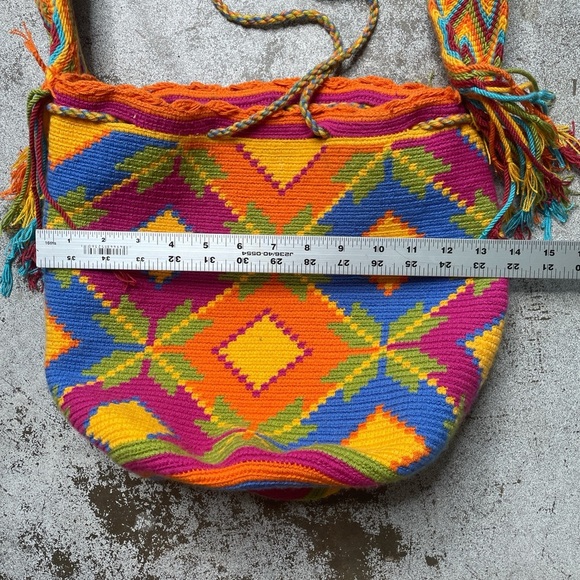Wayuu tribal handmade vibrant colorful woven shoulder bag. - Picture 5 of 6